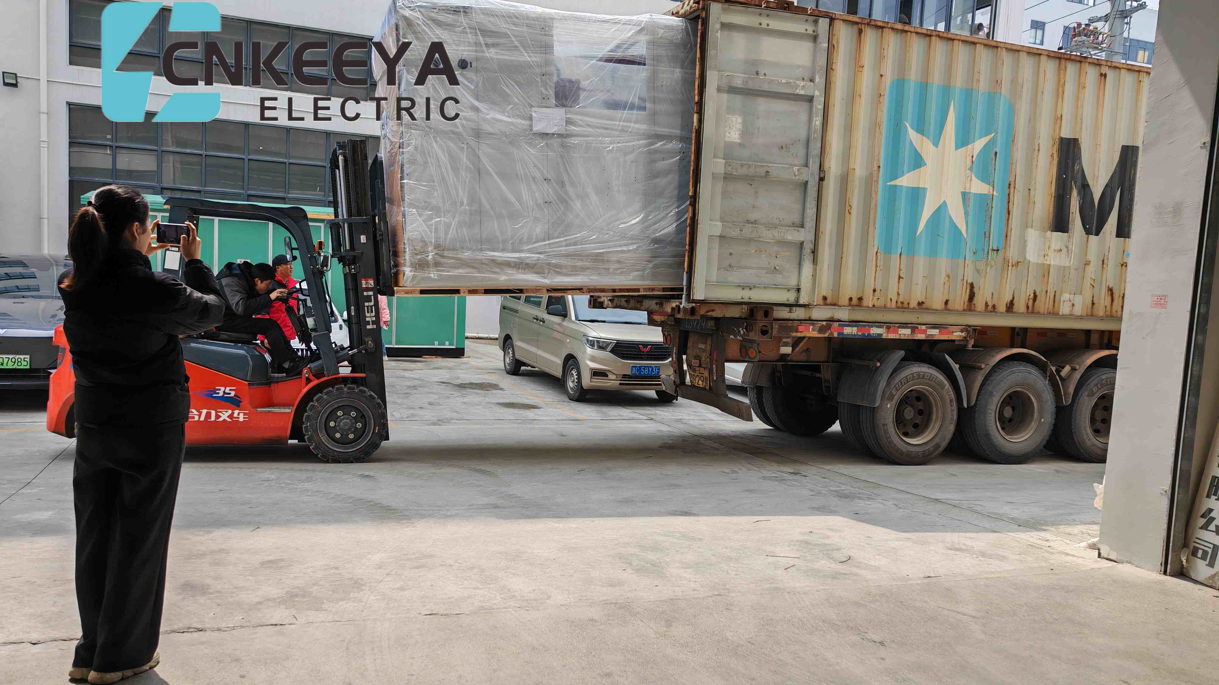 同社の KYN61 キャビネット 4 台は、ウクライナの顧客向けの電力プロジェクトの建設を支援するために、無事に積み込まれ、出荷されました。